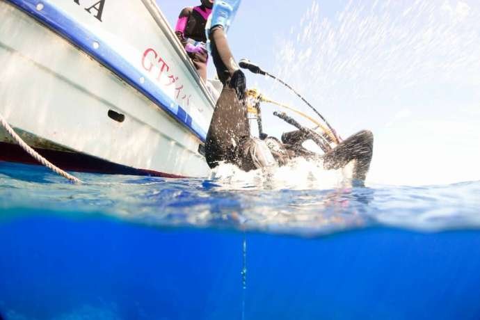 鹿児島県にある「GTダイバーズ沖永良部島」のダイビングでのエントリーの様子