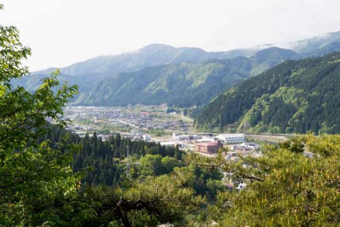 白雲山から望む郡上市大和町の景色