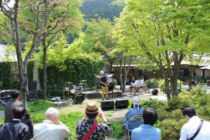 道の駅内中庭で開かれている音楽イベントの様子