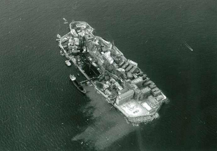 海に浮かぶ「軍艦島」の全景（その2）