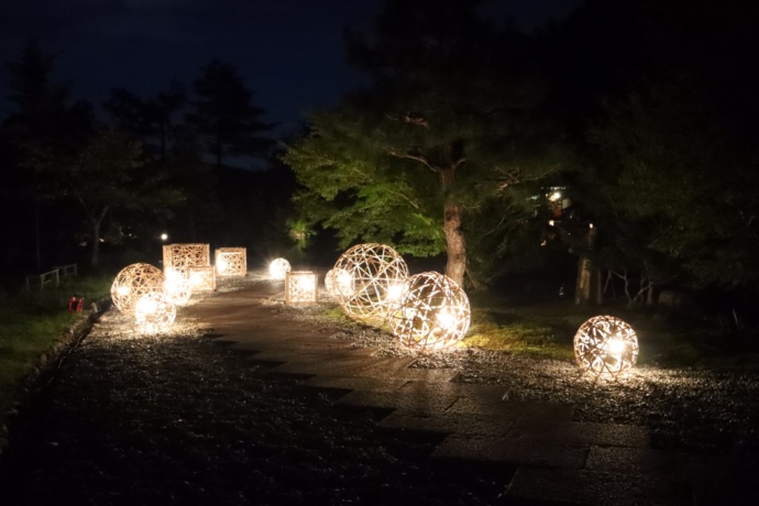 「道の駅 玉露の里」に併設された日本庭園（秋・夜）