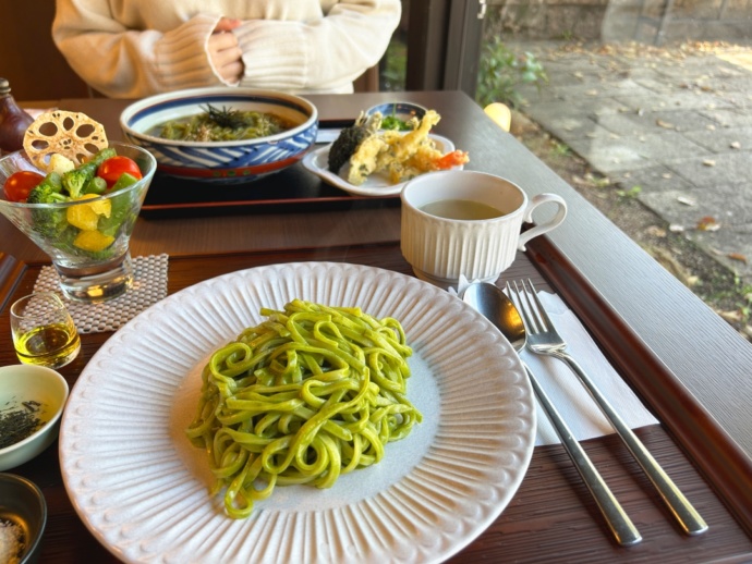 「道の駅 玉露の里」に併設の「食事処 茶の華亭」で提供される「朝比奈玉露のタリオリーニ」