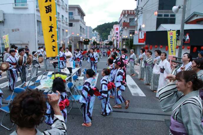 瀬戸内町の八月踊りの様子