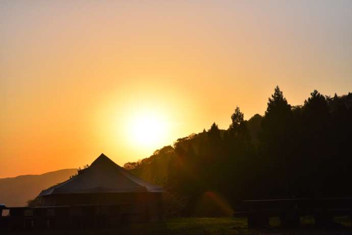 兵庫県美方郡にある「もののけの森 グリーンパークハチ北」の夕暮れ時の様子