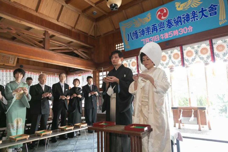 愛媛県八幡浜市にある總鎮守八幡神社での親族固めの杯の様子