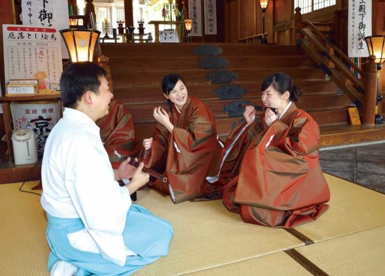 愛媛県八幡浜市にある總鎮守八幡神社での雅楽体験の様子