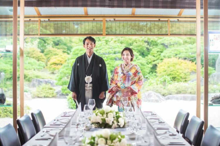 筥崎宮 迎賓館 ラ セゾンの庭園を背景にした新郎新婦