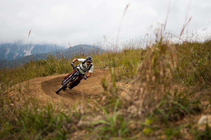 長野県白馬村の白馬岩岳MTB PARKのでマウンテンバイクを楽しむ男性