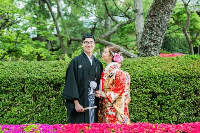 花に囲まれて白水館の撮影に臨む和装姿のご夫婦