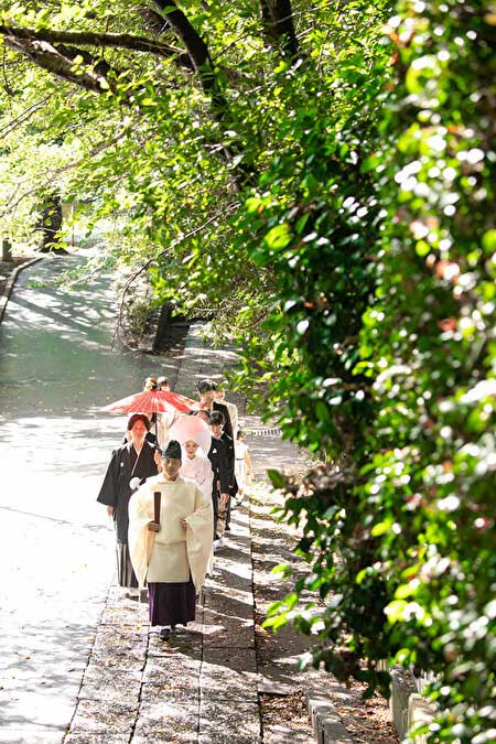 千葉県船橋市にある「前原御嶽神社 フォトスタジオ ソラーナ」が境内で撮影した参列風景