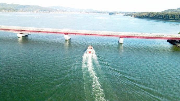 静岡県浜松市にある「浜名湖遊覧船」を上空から眺める