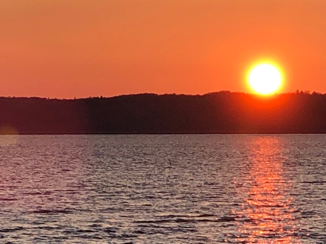 北海道浜頓別町にあるクッチャロ湖で撮影した春の夕日の写真