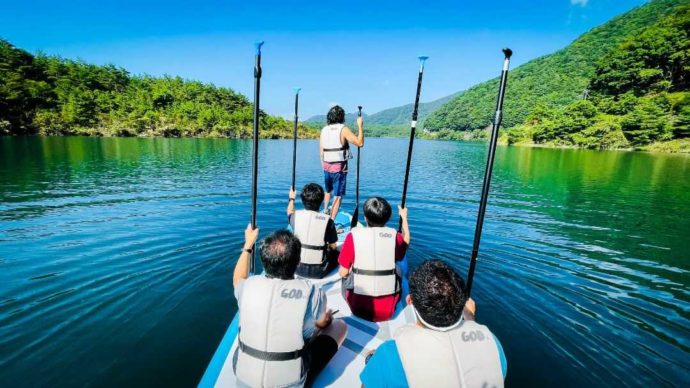 山梨県南都留郡にある西湖キャンプビレッジ・ノームでのメガSUP体験の様子