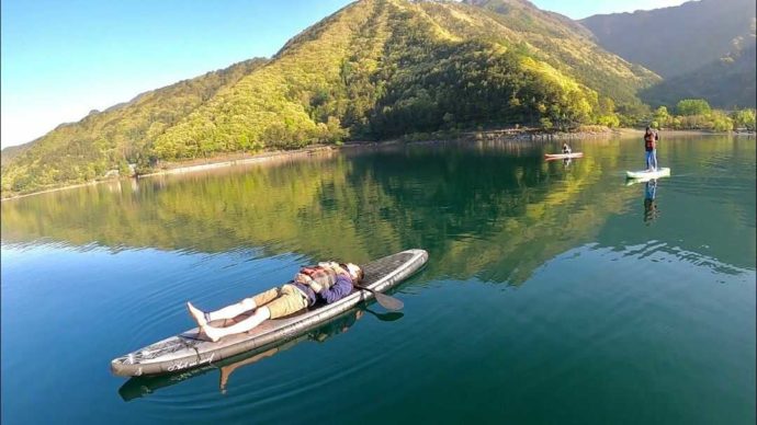 山梨県南都留郡にある西湖キャンプビレッジ・ノームでのSUP体験の様子