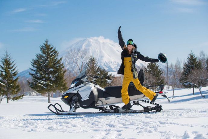 ニセコHANAZONOスキー場でスノーモービルを楽しむ女性