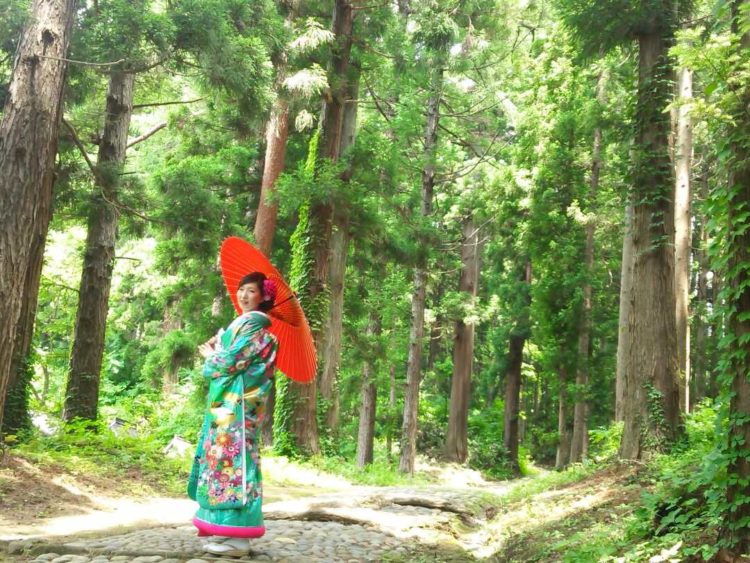 土津神社で神前式をおこなっている新婦