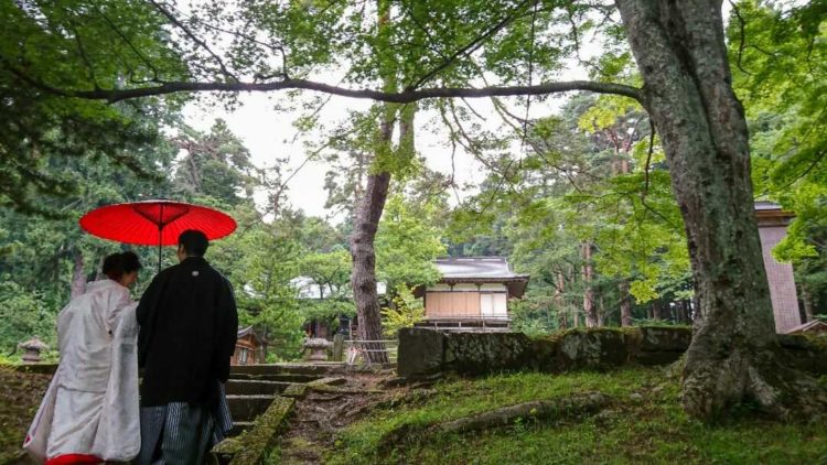 土津神社のなかを歩く新郎新婦