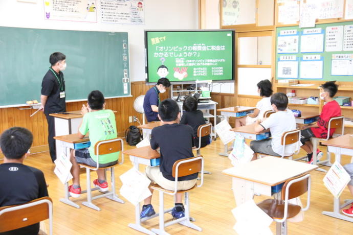 八峰町の小学校の授業の様子