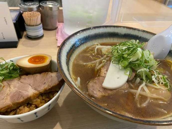 「札幌麺屋 美椿（ミツバ）」のラーメンとチャーシュー丼