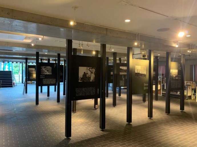 「トランクの中の日本～戦争、平和、そして仏教～」の展示コーナー
