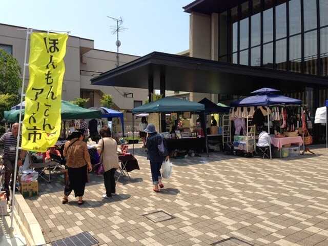ほんもんさんアート市の様子