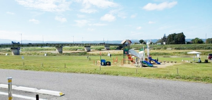 道の駅あいづの隣にある河川敷下の遊具