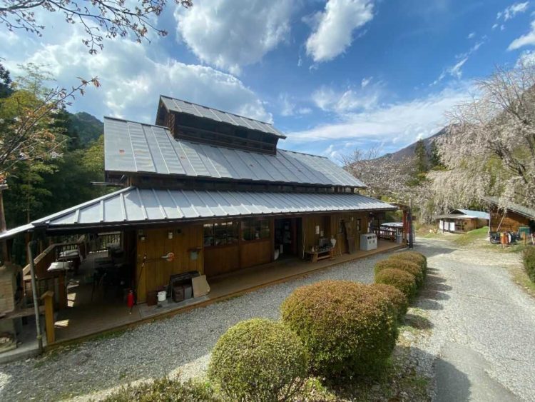 飛騨小坂ふれあいの森キャンプ場の管理棟と桜