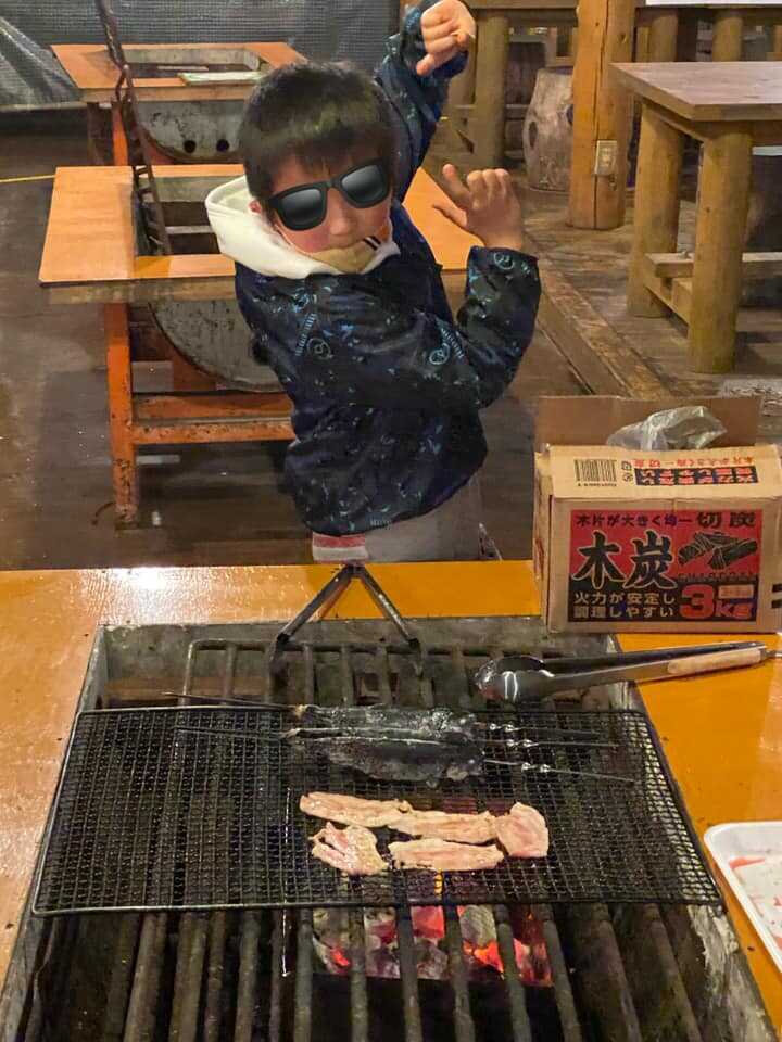 飛騨小坂ふれあいの森キャンプ場で肉を焼く子供