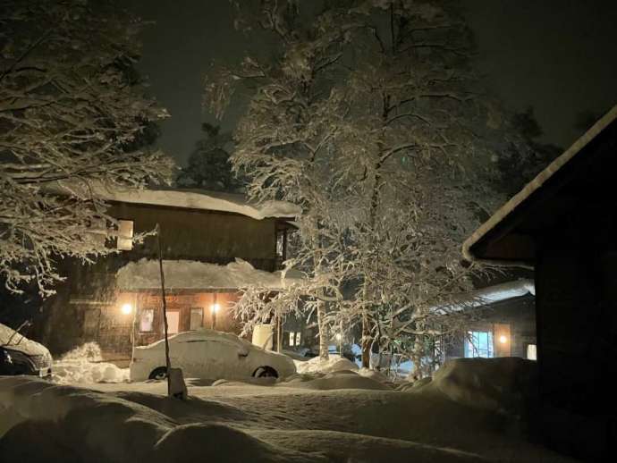 ひだ流葉スキー場の近くにあるコテージの夜風景