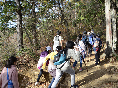 「ひだかネイチャーキッズ」で山登りをする子ども達