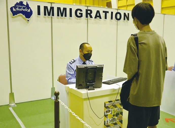 「海外留学擬似体験」の入国の場面