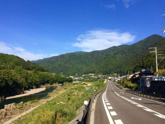 川沿いのまっすぐに伸びた道路