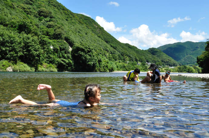 川遊びをする子ども達