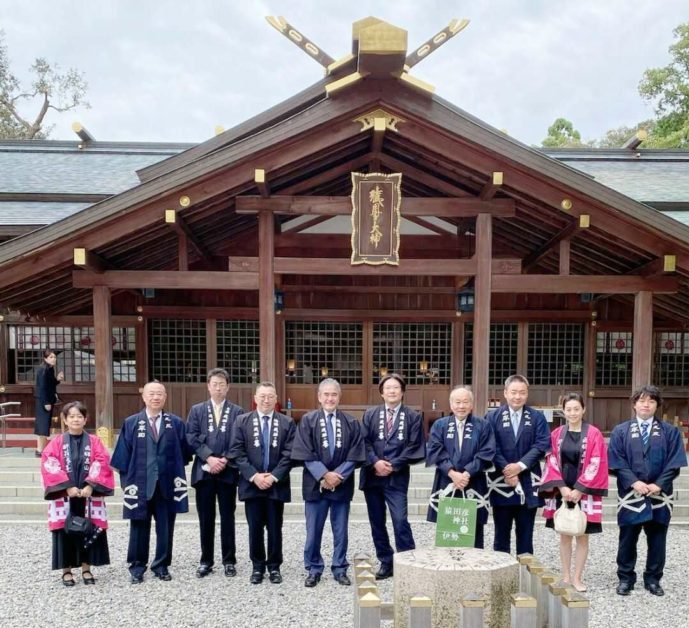 伊勢市にある猿田彦神社参拝の集合写真