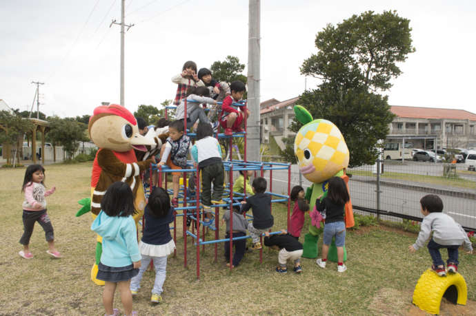 ジャングルジムで遊ぶ保育園児