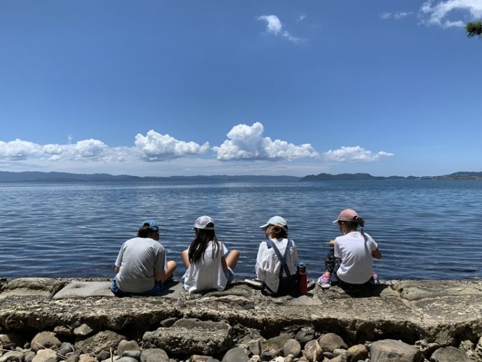 大村湾の海辺で遊ぶ子どもたち