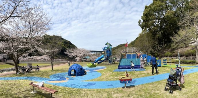 河川公園やすらぎの里に登場した、新しい遊具で遊ぶ子どもたち