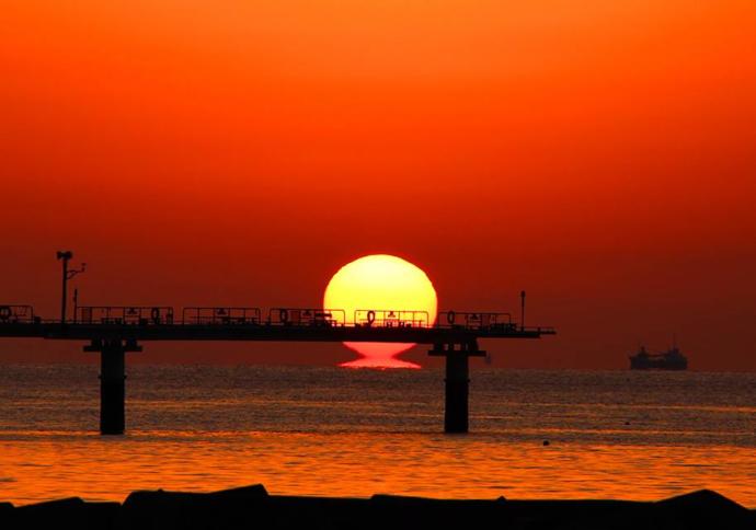 山口県光市の室積海岸で見られるだるま夕日の写真