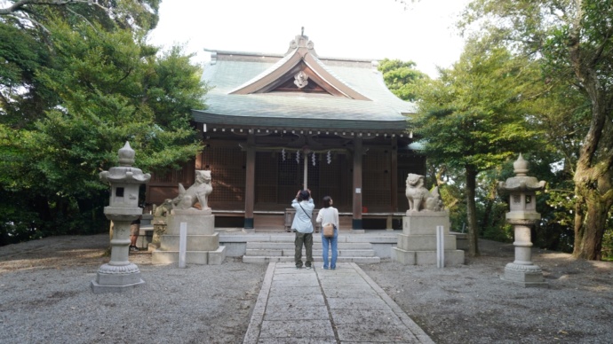 兵庫県姫路市・家島にご鎮座する「家島神社」の拝殿正面とカップル