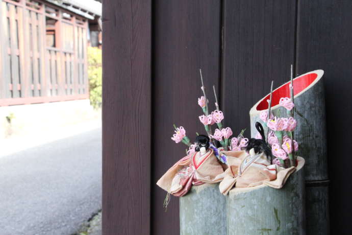 街中に置かれた雛人形