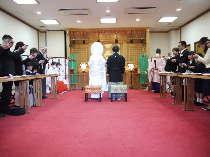 日岡神社の神前結婚式に参列する親族の様子