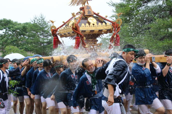 水かけ神輿の様子