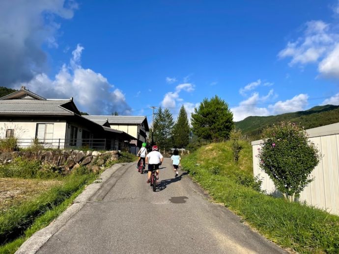 自転車に乗る子ども達の後ろ姿