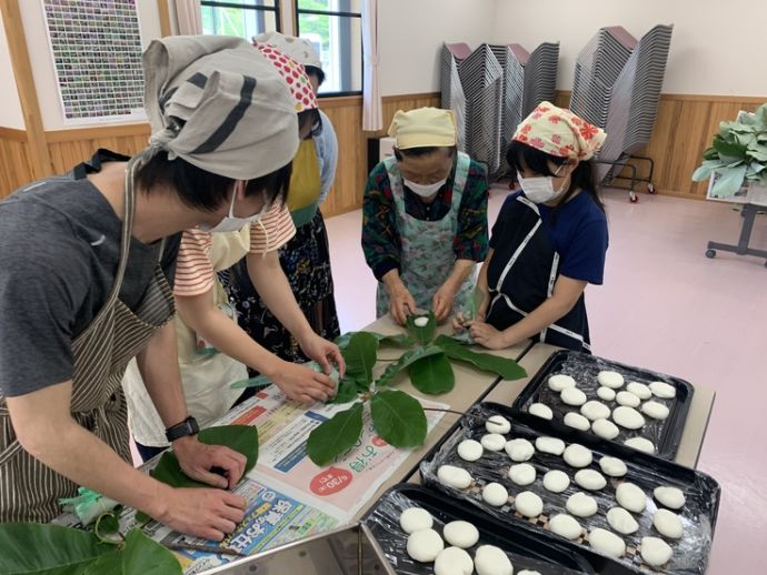 ほお葉餅作りの様子