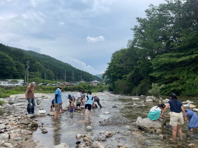 川遊びをする子ども達