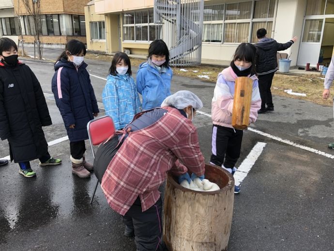 杵と臼で餅つき