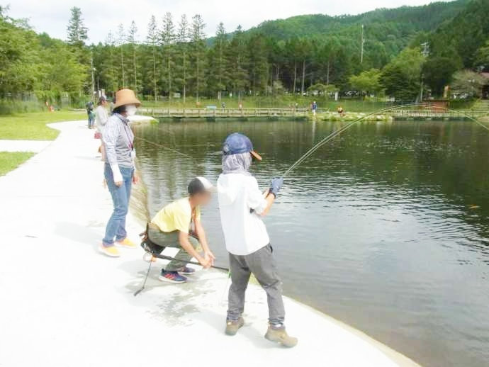 平谷湖フィッシングスポットの釣り教室に参加している子供たち