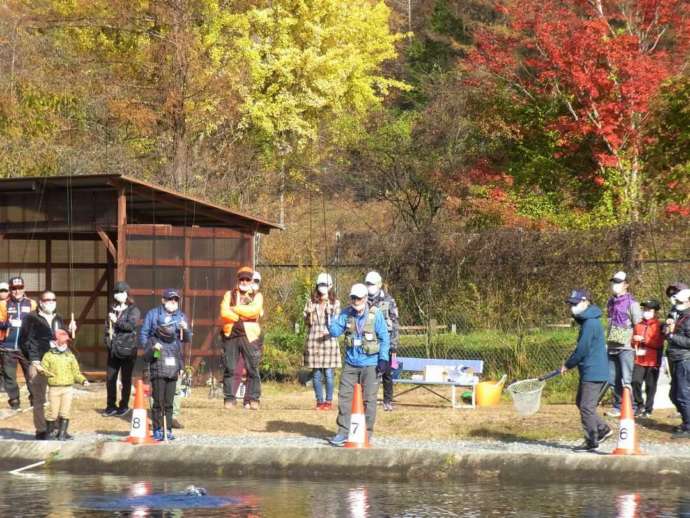 平谷湖フィッシングスポットのテンカラ教室の様子