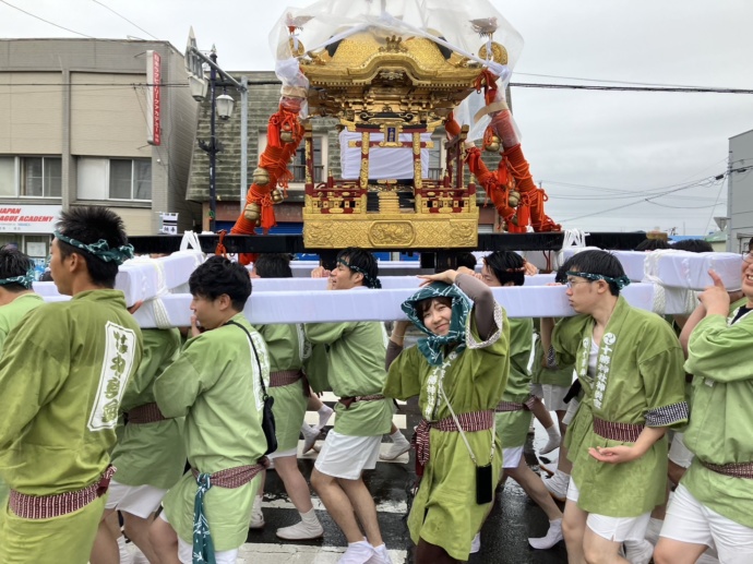 十勝神社例大祭の神輿担ぎ