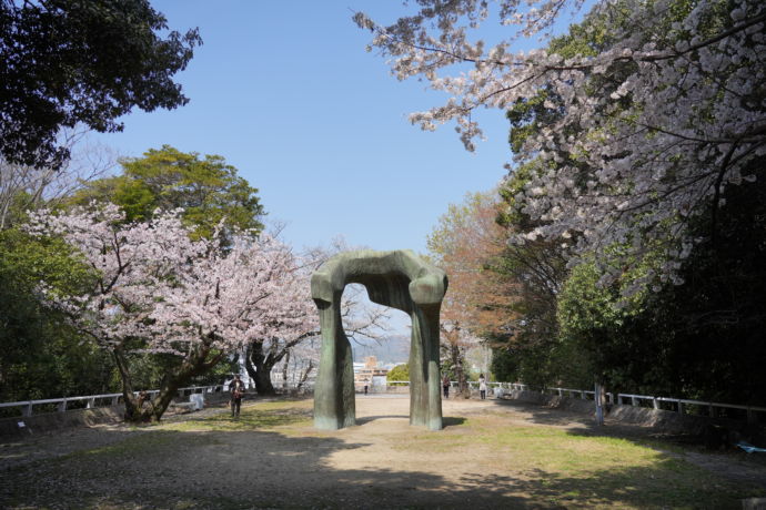 「広島市現代美術館」がある比治山公園内の「ムーアの広場」